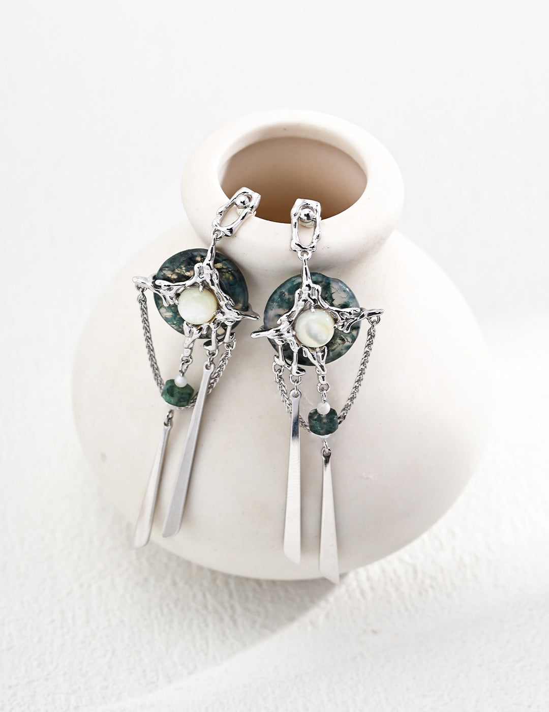 S925 silver earrings with new Chinese-style water grass agate peace buckles and white mother-of-pearl settings