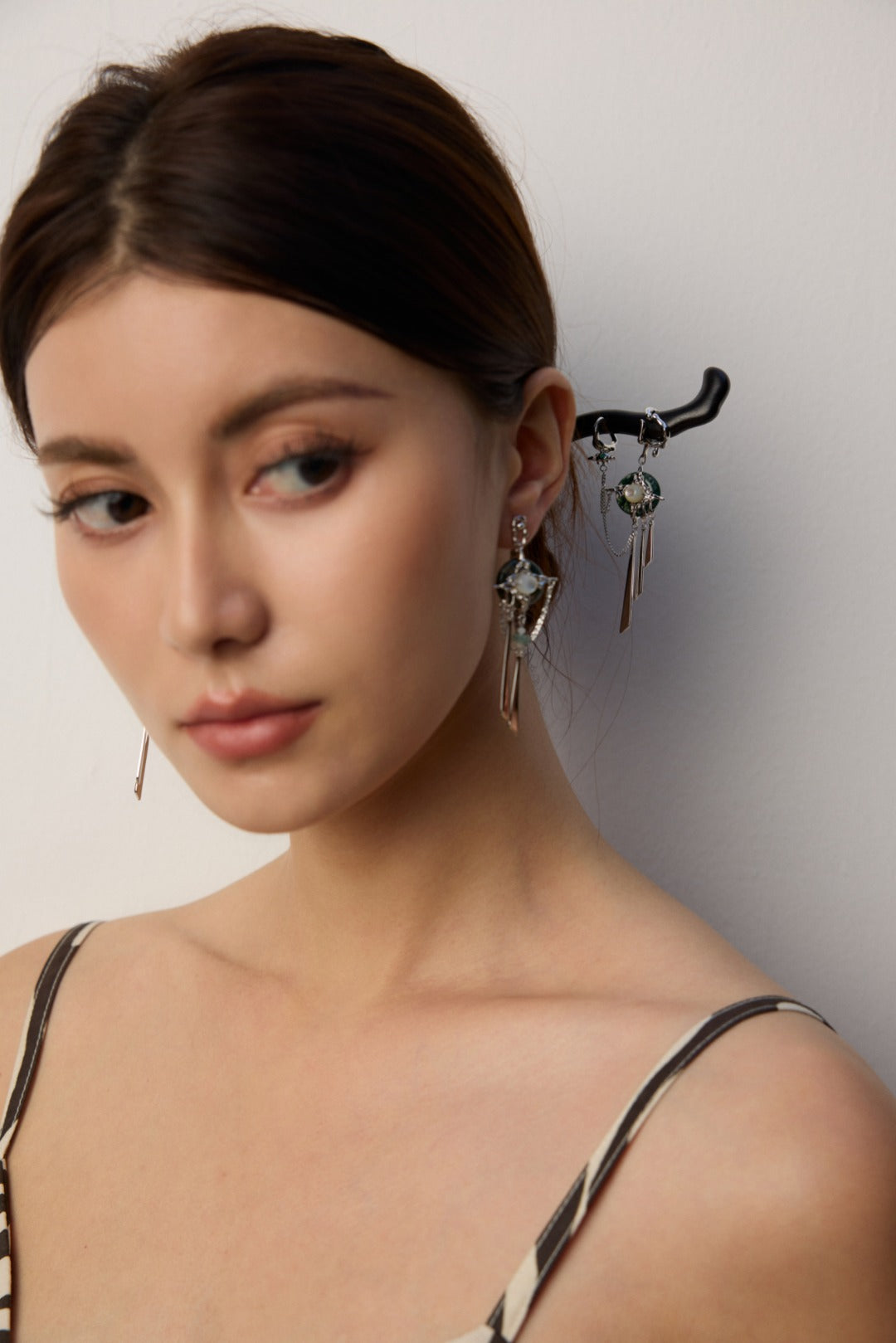S925 silver earrings with new Chinese-style water grass agate peace buckles and white mother-of-pearl settings