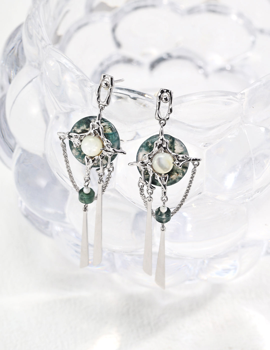 S925 silver earrings with new Chinese-style water grass agate peace buckles and white mother-of-pearl settings